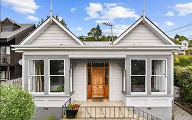 Dunedin Delight - Sunny, Stylish Villa